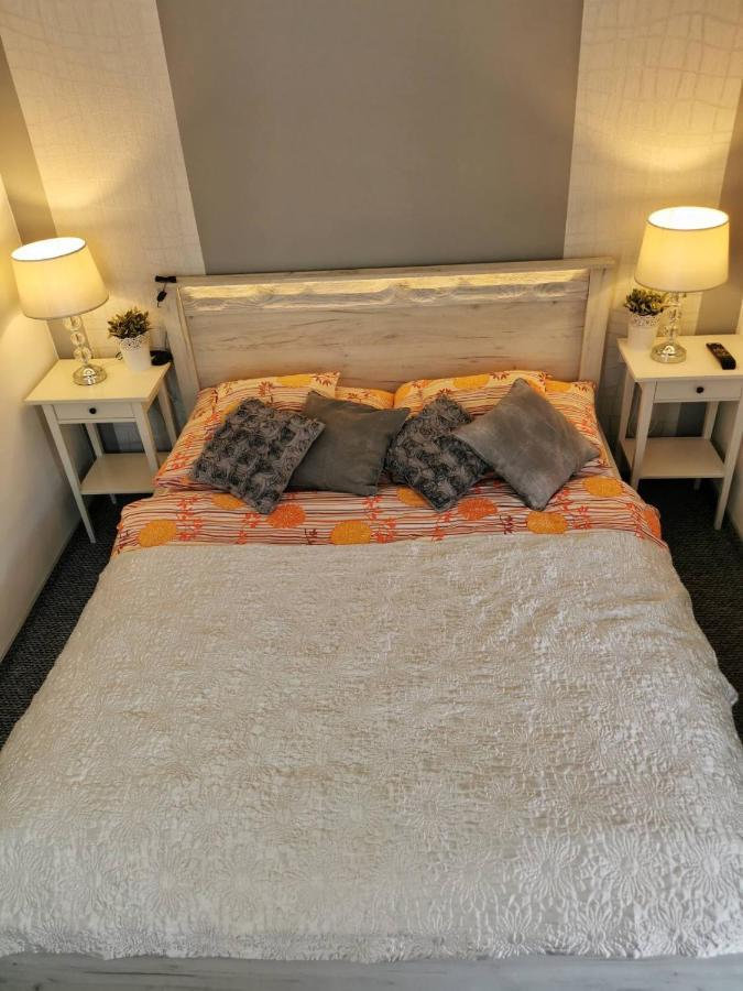 Foglal-Lak Apartman Егер Екстериор снимка