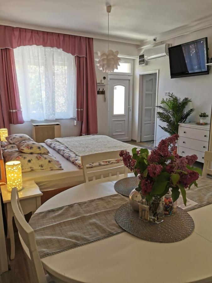 Foglal-Lak Apartman Егер Екстериор снимка
