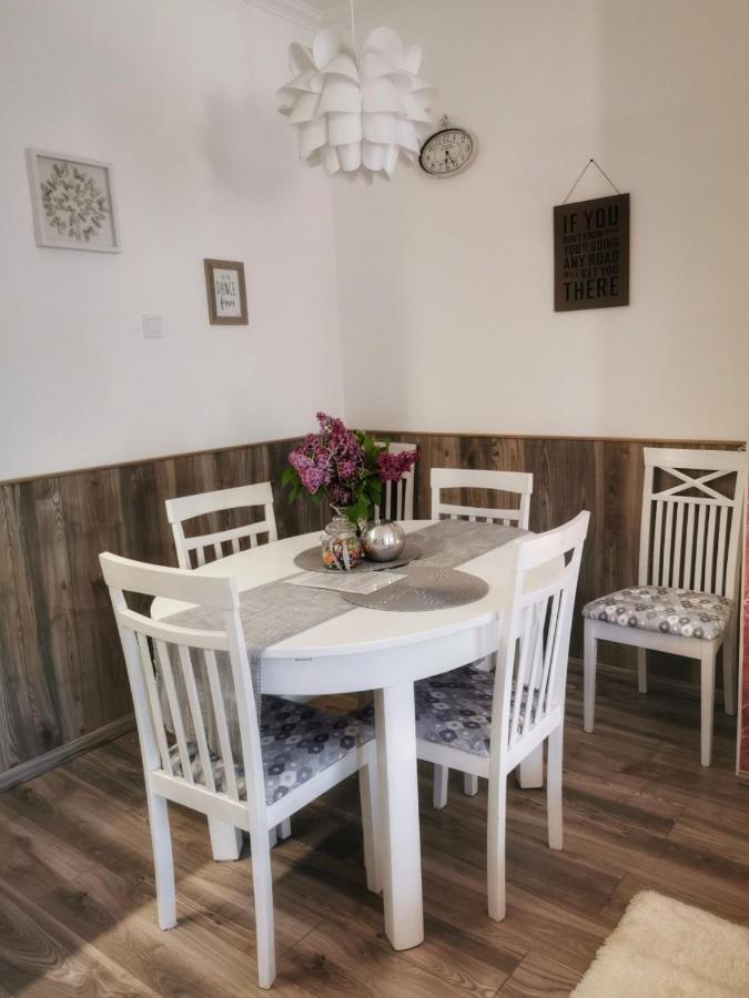 Foglal-Lak Apartman Егер Екстериор снимка